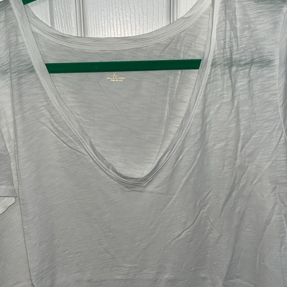 Lilly Pulitzer V-neck white extra large brand new style number 001504 - Picture 2 of 3